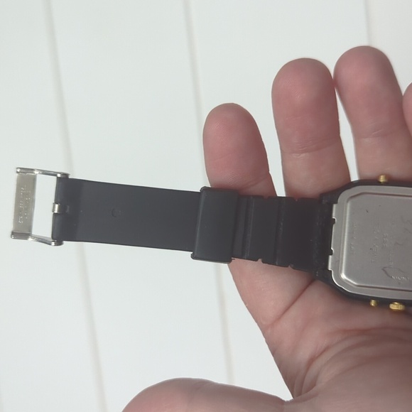 Ultra Rare Vintage Analog 90's Watch - Picture 8 of 9